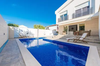 Image de Maison de vacances pour 8 personnes env. 200 qmà Privlaka, Dalmatie (Nord de la Dalmatie)