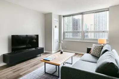 Image de Ideal River North 2br w/ Gym, W/D, near Magnificent Mile, by Blueground
