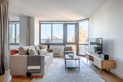 Image de Bright + Mod Tribeca Studio w/ Indoor pool + Gym by Blueground