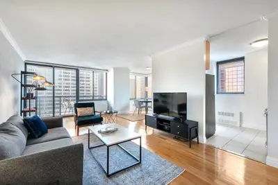 Image de Bright Midtown 2br w/ Pool, Gym, Roof Deck, near Subway, by Blueground