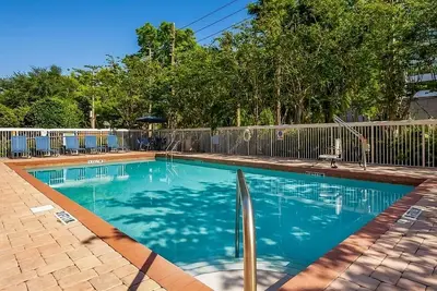 Image de Amazing Deal! Two Comfortable Units! Pool, Breakfast, Parking, Shuttle to Parks