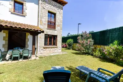 Image de ¡Nuevo! CĂłmodo y amplio chalet con jardĂn