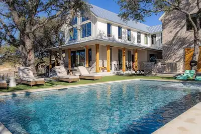 Image de Chic Waterfront Farmhouse + Pool + Game Room - Fun!
