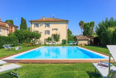 Villa / Independent home à Lucques avec 5 chambres à coucher, 10 couchages
