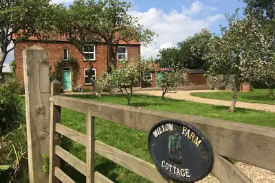 Image de Willow Farm Cottage-Cottage-Salle de bain privée séparée-Vue sur la campagne