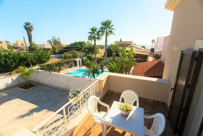 Image de Appartement indépendant, dans une villa panoramique face à la plage