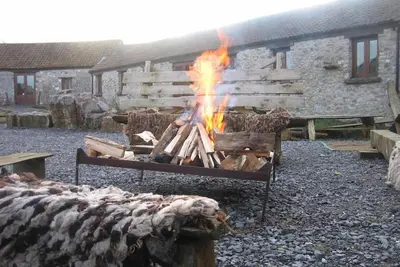 Image de Dépendance-Supérieure-Salle d'eau-Vue sur la cour-Stone Camping Barns
