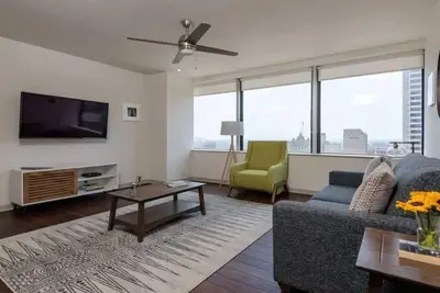 Image de 16th Fl Bold CozySuites with pool, gym 2