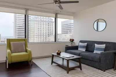 Image de CozySuites Two Stylish 2br Condo on Elm St