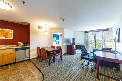 Phoenix 2bd Queen Beds