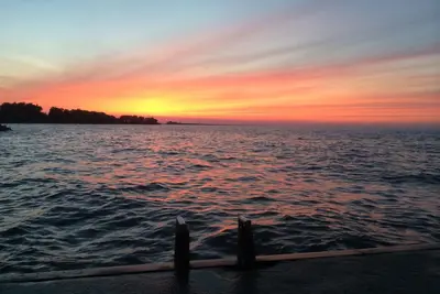 Image de Beachfront + Cedar Point + Fishing + Firepit + Park & Pier = Lake House Vibe!