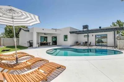 Image de This house is a 4 bedroom(s), 3 bathrooms, located in Scottsdale, Az.