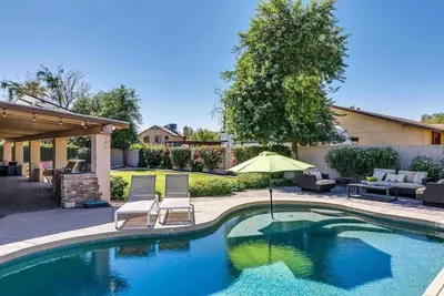 Image de This stunning home has a huge backyard and Free heated pool