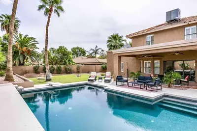 Image de This stunning home has a huge backyard and heated pool