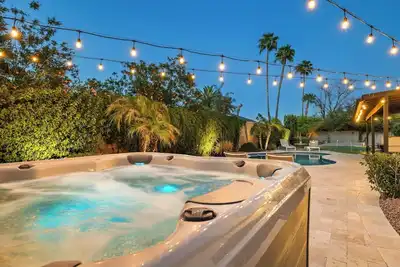 Image de This stunning home has a beautiful backyard, Free heated pool, hot tub and a game room