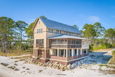 Image de \"Happy Ours\" 5br/4. 5ba Beachfront Home