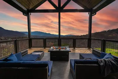 Free Attractions | 5 Bedroom Luxury Cabin, Amazing Views, Swim Spa, Game Room