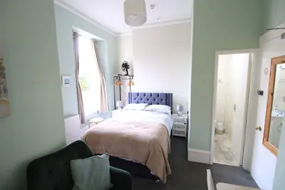 Image de Double-Basic-Sdb privée avec douche-Vue sur Rue-Apartment 7