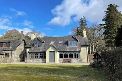 Image de 5 chambres à coucher à Morvich