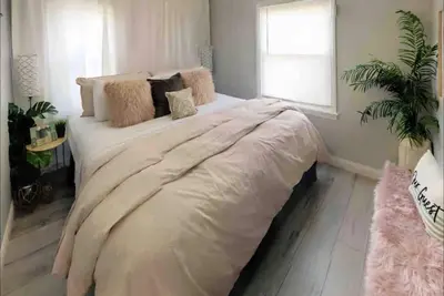 Image de Relaxing Get Away| King Bed| Netflix| Washer Dryer