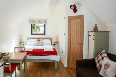 Image de Lodge-Pod-(Sleeps up to 4)-Salle de bain privée séparée-Vue sur Jardin