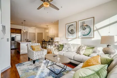 Image de Pottery Barn Perfect Steps 2 LightRail, Mall, Restaurants, Shop, Schwab, Skyridge