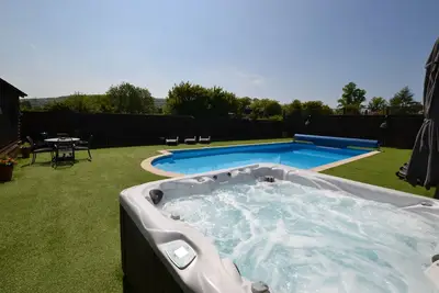 Image de Chalet-Appartement-Salle de bain privée-Vue sur Piscine-The Pool House