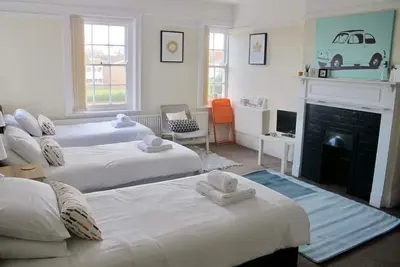 Image de Triple-Large-Salle de bain partagée-Vue sur Rue-double+single