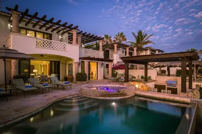 Image de 4br Luxury Beachfront Home on Swimmable Beach