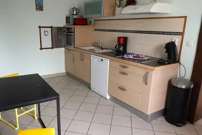 Image de Maison confortable avec cour, proche du Château de La Bussière, idéale pour explorations.