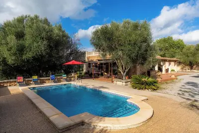 Image de Charmante maison de vacances \"Cocotte\" avec vue sur les montagnes, piscine, Wi-Fi, balcon et jardin.