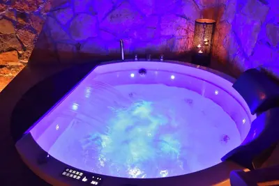Image de Suite with Private Spa ( Jacuzzi-Sauna-Hammam)