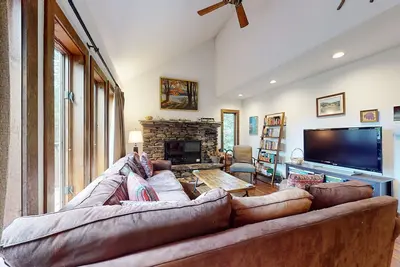 Image de Secluded dog-friendly home amongst the trees with sauna, Wii, & 2 scenic decks