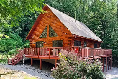 Image de Private child-friendly home with game room, high-speed WiFi, and wraparound deck