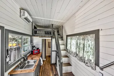 Image de Wwm Eastern Sierra year round Custom Tiny House