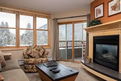 2 Minute Walk to the Gondola/Private Patio/Great Amenities