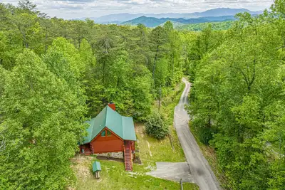 Image de \"Its All Good In The Woods\" rustic cabin w/hot-tub