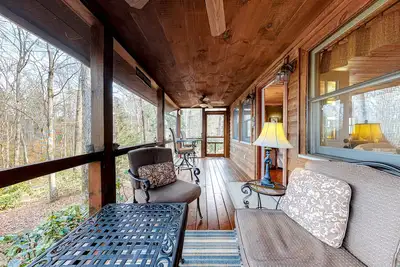 Image de Secluded dog-friendly cabin with WiFi, gas fireplace, & a furnished deck