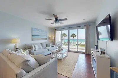 Image de 1st-floor oceanfront condo with pool, hot tub