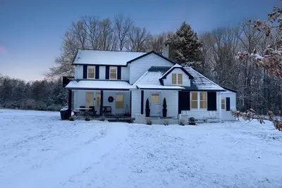 Image de Farmhouse on 179 acres! Private creek! Barn! Hiking trails! Minutes from town!