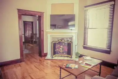 Image de Historic 1920's 2200+ sq ft. home nesselted inside Atl’s West side belt line.