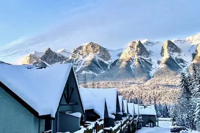 Image de Two Storey Cozy Chalet W/2br&2ba Balcony Mountain Views/By Banff Gate / Sleep 6