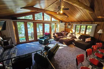 Image de Four-season waterfront family lake house on pristine Embden Lake