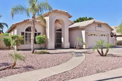 Image de Lake front house in Arrowhead Lakes community.