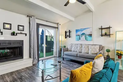 Modern Phoenix Home for a Private Getaway