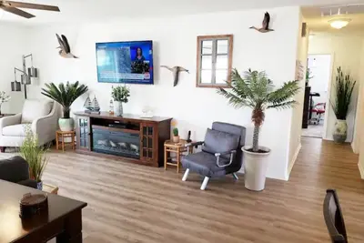 Image de Spacious Whole Residence w/ Bikes--Close to Beach!