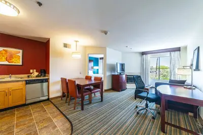 Phoenix 2bd Queen Beds