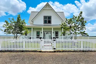 Image de Four Gables cabin in the pasture