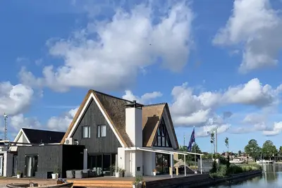 Image de High end luxury waterfront family villa (2250 sqf) with optional boat rental