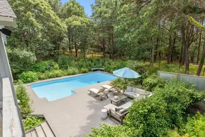 Image de Lovingly restored treehouse with pool for Families close to Southampton Beaches